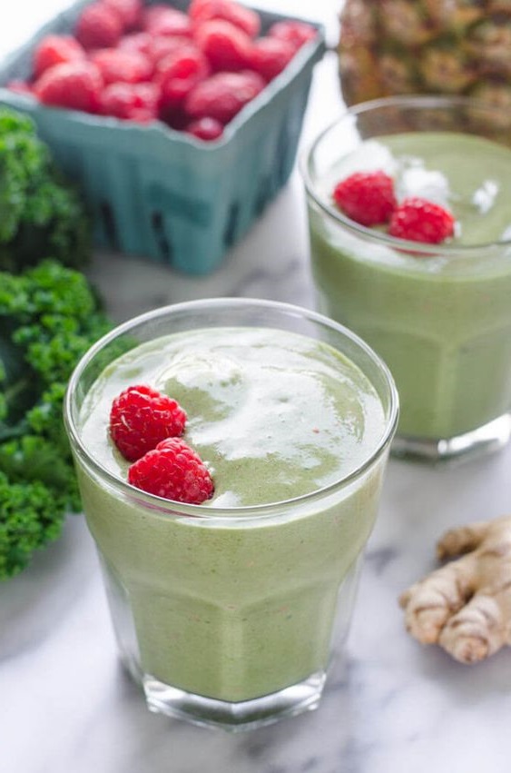 smoothie with kale and raspberries